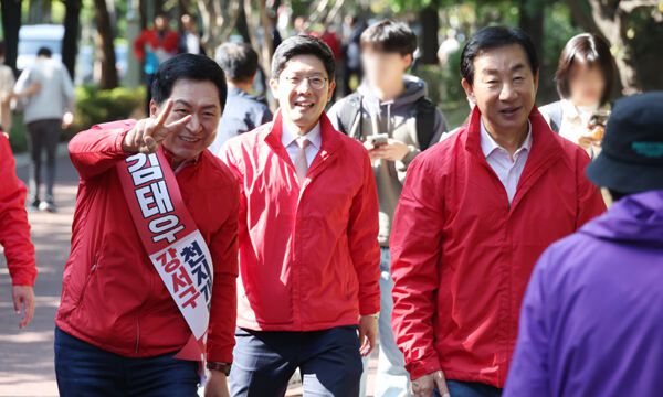 지난 9일 국민의힘 김기현 대표와 당직자들이 강서구 공암나루근린공원에서 강서구청장 김태우 후보자 지원 유세를 하고 있다. 공동취재