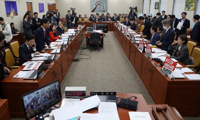 17일 서울 여의도 국회에서 열린 과학기술정보방송통신위원회의 한국방송공사(KBS) 등에 대한 국정감사에서 더불어민주당 의원들의 KBS 사장 지명 철회 촉구 피켓 부착으로 인해 감사가 중지되고 있다. 뉴시스