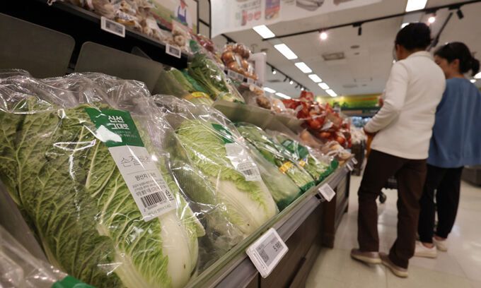김장철을 앞둔 지난 13일 서울 시내 대형마트에서 시민들이 김장 재료를 구매하고 있다. 뉴스1