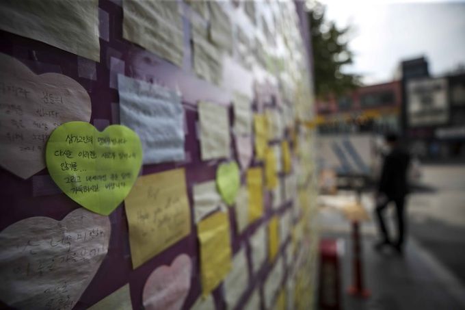 서울 이태원 참사 1주기를 앞둔 지난 18일 서울 용산구 이태원 참사 현장 인근에 추모 메시지가 붙어 있다. 뉴시스