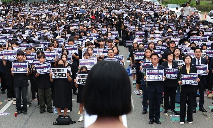 서울 서이초등학교 교사의 49재 추모일인 지난 9월 4일 서울 여의도 국회 앞에서 열린 추모 집회에서 참가자들이 피켓을 들고 구호를 외치고 있다. 연합뉴스