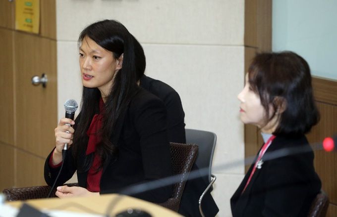 줄리 터너 미국 국무부 북한인권특사(왼쪽)가 16일 고려대에서 탈북민을 포함해 국내외에서 북한 인권 증진 활동을 하는 청년·학생들과 만나 대화하고 있다. 연합뉴스