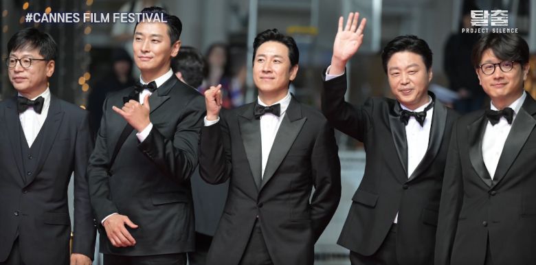 내년 초에 국내 개봉 예정이던 영화 ‘탈출: 프로젝트 사일런스’가 지난 5월 열린 제76회 칸영화제에서 초청받아 배우 이선균(48·왼쪽에서 세 번째)과 다른 출연 배우들이 영화제에 참석했다.