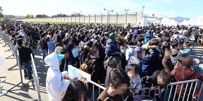 22일 경기 성남 서울공항 '2023 서울 항공우주방위산업전시회(ADEX)' 행사를 찾은 시민들이 길게 줄을 서 입장을 기다리고 있다. 성남=남제현 선임기자