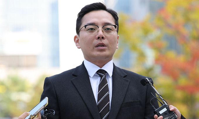 더불어민주당 이재명 대표의 경기도지사 재직 시절 배우자 법인카드 유용 의혹을 제보한 조명현 씨가 23일 참고인 조사를 위해 경기 수원지검으로 출석하던 중 취재진의 질문에 답하고 있다. 연합뉴스