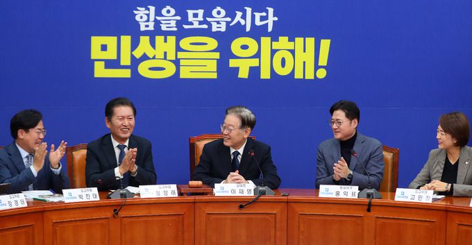 35일만에 당무에 복귀한 이재명 더불어민주당 대표가 23일 서울 여의도 국회에서 열린 최고위원회의에서 의원들로 부터 박수를 받고 있다. 뉴시스