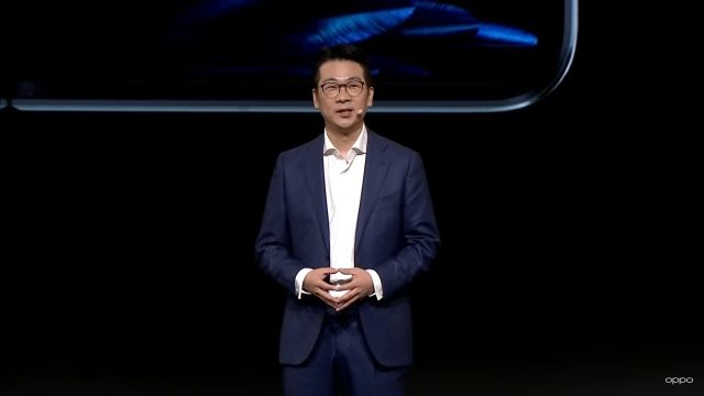 오포의 최신 폴더블 스마트폰 발표회 연단에 오른 피터 리(Peter Lee, 한국명 이도형). 오포 공식 유튜브 영상 갈무리.