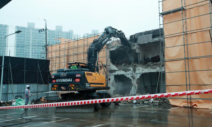 철거 찬반을 둘러싼 첨예한 갈등을 겪은 원주시 평원동 아카데미극장이 지난 19일 사실상 철거에 돌입했다. 연합뉴스