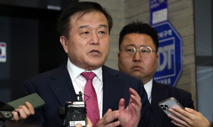 이진복 대통령실 정무수석이 25일 오전 서울 여의도 국민의힘 중앙당사에서 인요한 혁신위원장을 만난 후 취재진 질문에 답하고 있다. 뉴스1