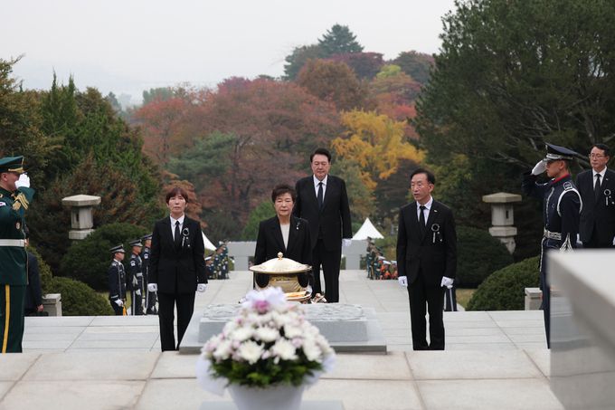 박근혜 전 대통령이 26일 서울 동작구 국립서울현충원 박정희 전 대통령 묘역에서 박 전 대통령 서거 제44주기 추도식을 마치고 윤석열 대통령과 함께 묘소를 참배하고 있다. 대통령실 제공