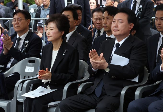 윤석열 대통령, 박정희 전 대통령 추도식 윤석열 대통령과 박근혜 전 대통령이 26일 국립서울현충원에서 열린 박정희 전 대통령 44주기 추도식에 참석해 박수를 치고 있다. 대통령실사진기자단