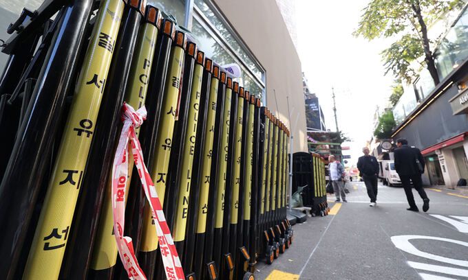핼러윈 데이를 앞두고 시내 번화가에 인파 밀집이 예상되는 가운데 27일 서울 용산구 이태원 거리에 인파 관리에 사용될 안전 펜스가 놓여 있다. 연합뉴스
