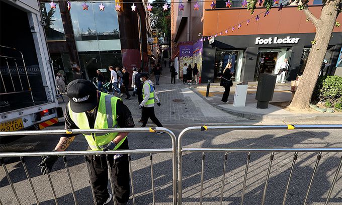 안전 펜스 설치하는 1년 전 그 골목 핼러윈 데이(10월 31일)를 앞두고 서울 번화가에 인파가 몰릴 것으로 예상되는 가운데 27일 서울 용산구 이태원에서 1년 전 참사가 발생했던 골목 주변으로 구청 관계자들이 보행로를 넓히는 펜스를 설치하고 있다. 연합뉴스