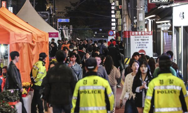 핼러윈 데이를 앞둔 27일 서울 마포구 홍대거리 인근에서 경찰관들이 순찰을 하고 있다. 뉴시스