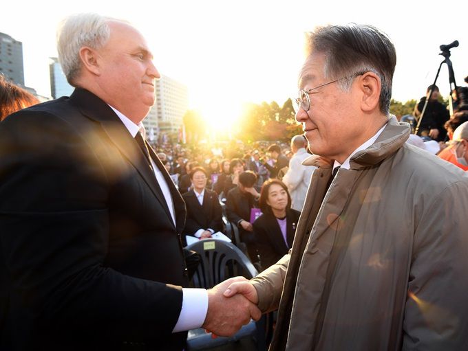 인요한 국민의힘 혁신위원장(왼쪽)이 서울 이태원 참사 1주기인 지난 29일 서울 중구 서울광장에서 열린 시민추모대회에서 이재명 더불어민주당 대표와 악수하고 있다. 연합뉴스