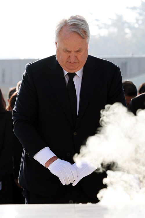 인요한 국민의힘 혁신위원장이 30일 오전 광주 북구 국립 5·18 민주묘지에서 5·18 영령에 대한 묵념을 하고 있다. 광주=연합뉴스