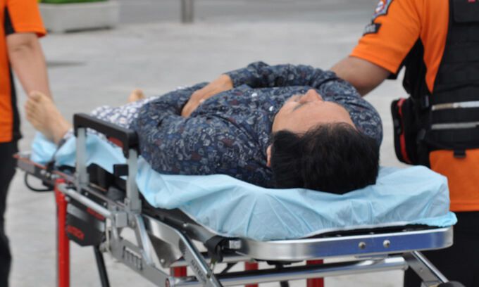 더불어민주당 이재명 대표의 단식투쟁을 지지하며 동조단식을 벌였던 정진욱 당대표 정무특별보좌역이 단식 16일차인 지난달 19일 쓰러져 전남대병원으로 이송되고 있다. 정진욱 특보측 제공