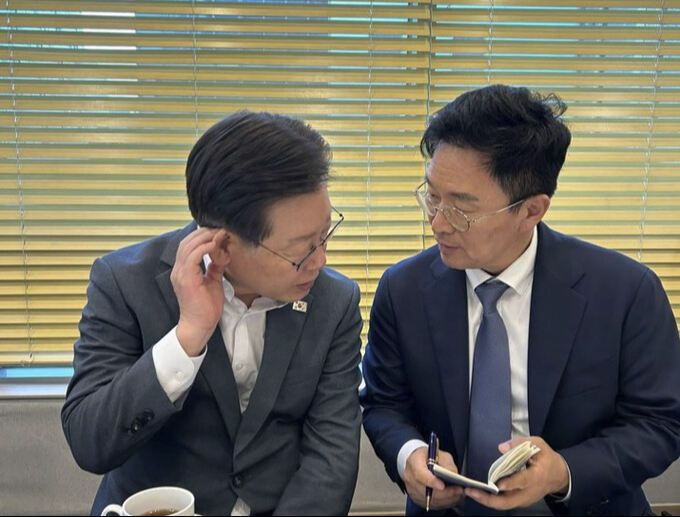 더불어민주당 이재명 대표(왼쪽)와 정진욱 당대표 정무특별보좌역이 지난 7월 서울 여의도 한 식당에서 당내외 현안 등을 논의하고 있다. 정진욱 특보측 제공