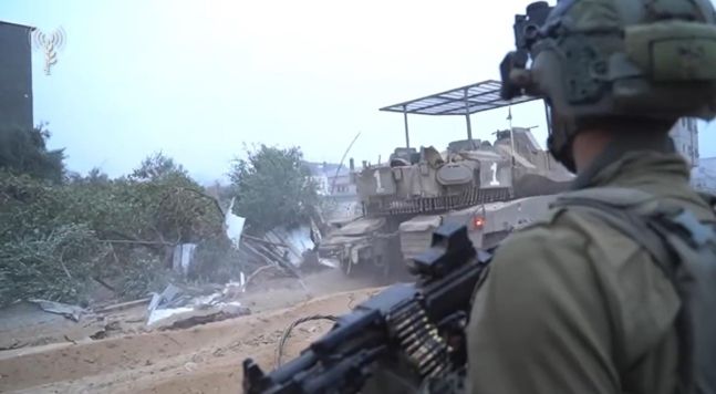 이스라엘군이 공개한 가자지구 지상전 영상에 담긴 이스라엘군 병사의 모습. 연합뉴스