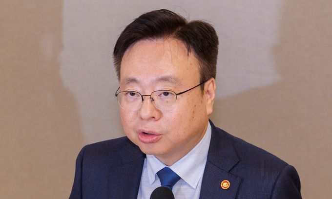 조규홍 보건복지부 장관이 1일 서울 종로구 정부서울청사에서 열린 2023년 제2차 보건 의료정책심의위원회에 참석해 의대 정원 단계적 확대 등 현안에 대해 발언하고 있다. 연합뉴스