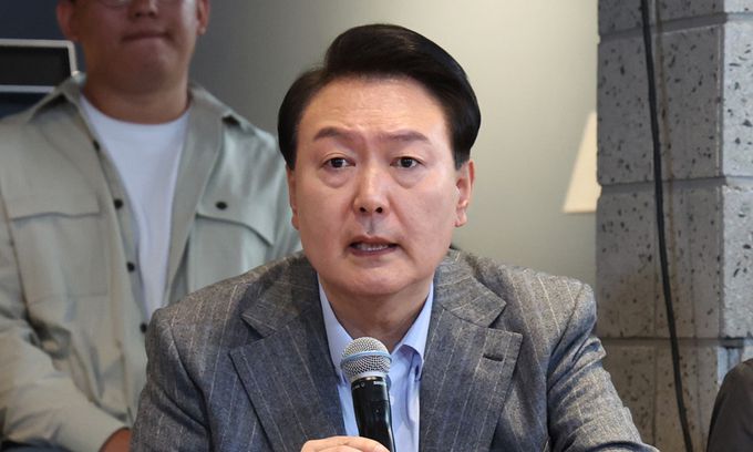 윤석열 대통령이 지난 1일 서울 마포구 한 카페에서 열린 제21차 비상경제민생회의에서 발언하고 있다. 이날 회의에는 주부, 회사원, 소상공인 등 다양한 직업과 연령대의 국민 60여 명이 참석했다. 대통령실통신사진기자단