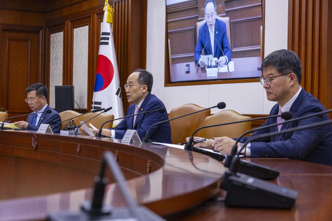 추경호 경제부총리 겸 기획재정부 장관이 2일 오전 서울 종로구 정부서울청사에서 열린 비상 경제장관회의 겸 물가 관계 장관회의에 참석해 물가 안정을 위한 각 부처의 관리를 강화를 핵심으로 한 발언을 하고 있다. 연합뉴스