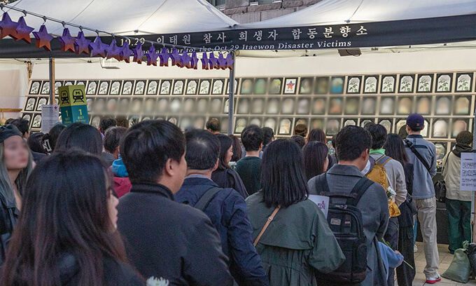 10.29 이태원참사 1주기를 맞아 지난 10월 29일 서울 중구 서울광장에 마련된 합동분향소가 추모객으로 붐비고 있다. 공동취재사진