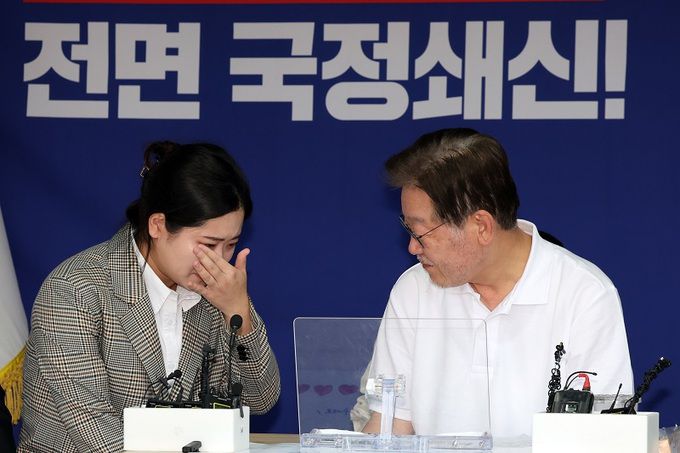 지난 9월11일 박지현 전 더불어민주당 공동비상대책위원장이 서울 여의도 국회 본청 앞에 마련된 이재명 민주당 대표의 단식 투쟁 천막을 찾아 눈물을 흘리고 있다. 뉴스1