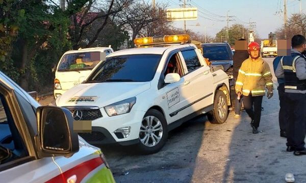 119 구조대와 경찰이 교통사고 현장을 수습하고 있다. 전북소방본부 제공