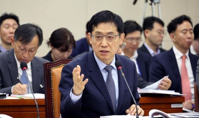 김주현 금융위원장이 지난 10월 11일 오전 서울 여의도 국회에서 열린 정무위원회 국정감사에서 의원들의 질의에 답변하고 있다. 서상배 선임기자