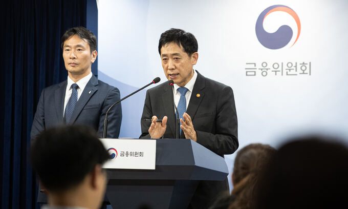 김주현 금융위원장(오른쪽)이 5일 서울 종로구 정부서울청사 브리핑룸에서 내년 상반기까지 공매도 전면 금지 및 전향적인 공매도 제도개선 추진을 밝힌 후 취재진 질문에 답하고 있다. 왼쪽은 이복현 금융감독원장. 뉴스1