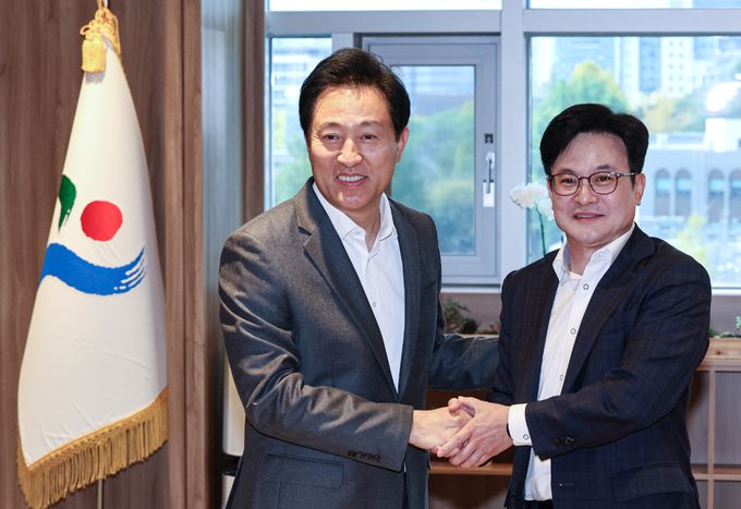 오세훈(왼쪽) 서울시장과 김병수 김포시장이 6일 오후 서울 중구 서울시청 서울시장 집무실에서 김포, 서울 편입 관련 회동에 앞서 기념촬영을 하고 있다. 공동취재사진