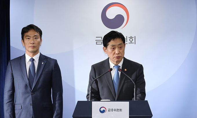 김주현 금융위원장(오른쪽)과 이복현 금융감독원장이 5일 정부서울청사에서 임시 금융위원회 회의를 마친 뒤 브리핑에서 내년 상반기까지 주식시장에서 공매도 제도를 금지한다는 발표를 하고 있다. 연합뉴스