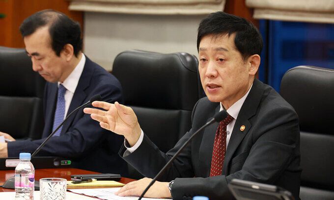 김주현 금융위원장이 6일 오전 서울 여의도 금융투자협회에서 금융업권협회 회장단 및 손병두 한국거래소 이사장과 간담회를 하고 있다. 금융위원회 제공