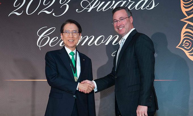 신창재 교보생명 대표이사 겸 이사회 의장(왼쪽)이 6일(현지시간) 힐튼 싱가포르 오처드 호텔에서 열린 ‘2023 글로벌인슈어런스포럼’에서 ‘2023 보험 명예의 전당 월계관상’을 수상한 뒤 조시 란다우 세계보험협회 대표와 악수하고 있다. 교보생명 제공