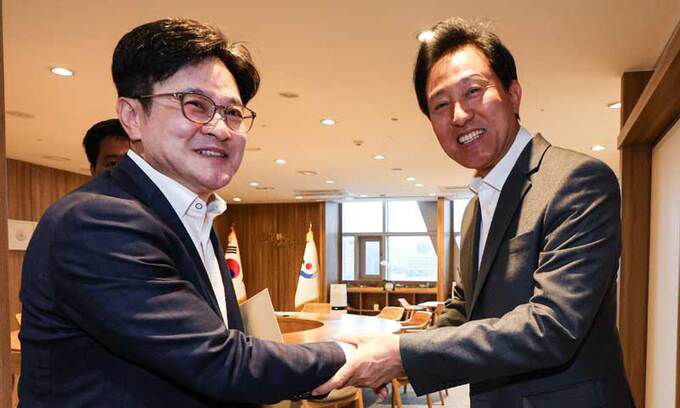 손 잡은 서울·김포시장 오세훈 서울시장(오른쪽)과 김병수 김포시장이 6일 김포 서울 편입 방안을 논의하기 위해 서울시청에서 만나 인사하고 있다. 남정탁 기자
