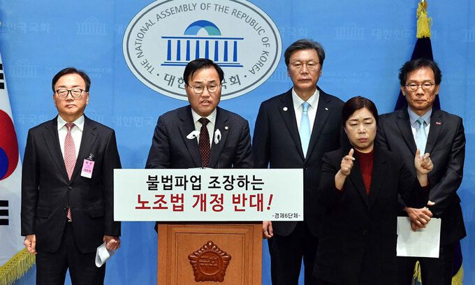 경제6단체도 반대 공동성명 국민의힘 홍석준 의원(가운데)이 이동근 한국경영자총협회 상근부회장(왼쪽), 김창범 한국경제인협회 상근부회장 등과 함께 노란봉투법 입법 중단을 촉구하는 경제6단체 공동성명을 발표하고 있다. 서상배 선임기자