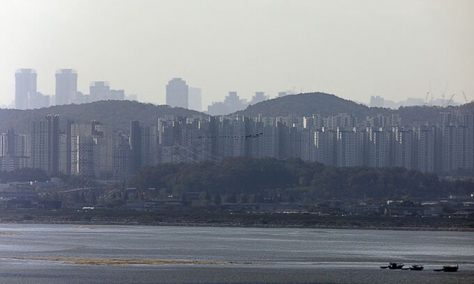 지난 7일 경기도 파주시에서 바라본 김포시와 한강 하구 일대의 모습. 연합뉴스