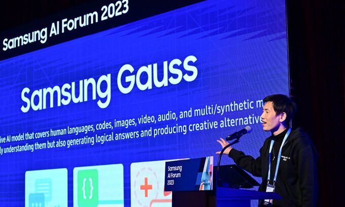 삼성리서치 글로벌AI센터 김대현 부센터장(부사장)이 8일 서울 서초구 삼성전자 서울R&D캠퍼스에서 진행된 ‘삼성 AI 포럼 2023’에서 환영사를 하고 있다. 삼성전자 제공