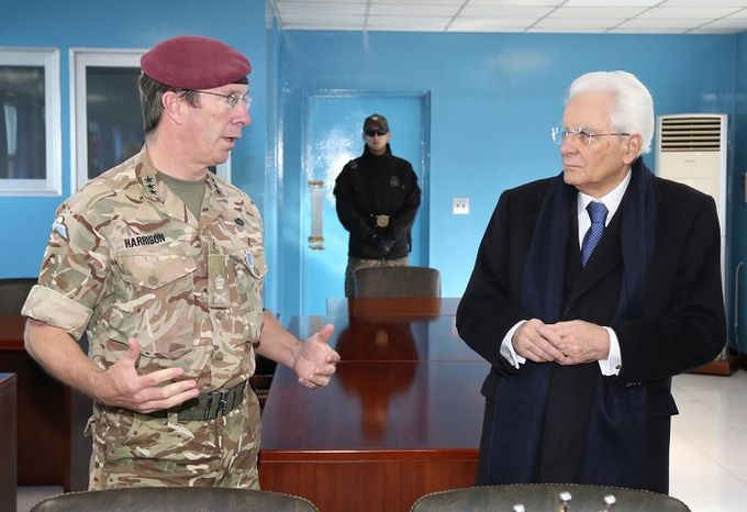 지난 8일 비무장지대(DMZ) 판문점을 방문한 세르조 마타렐라 이탈리아 대통령(오른쪽)이 앤드류 해리슨 유엔군사령부 부사령관으로부터 유엔사의 역할과 임무에 관한 설명을 듣고 있다. 유엔사 SNS 캡처