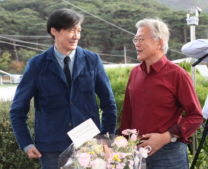 조국 전 법무부 장관이 지난 9일 오후 경남 양산시 하북면 평산책방에서 열린 ‘디케의 눈물’ 작가 사인회에서 문재인 전 대통령과 대화를 하고 있다. 양산=뉴스1