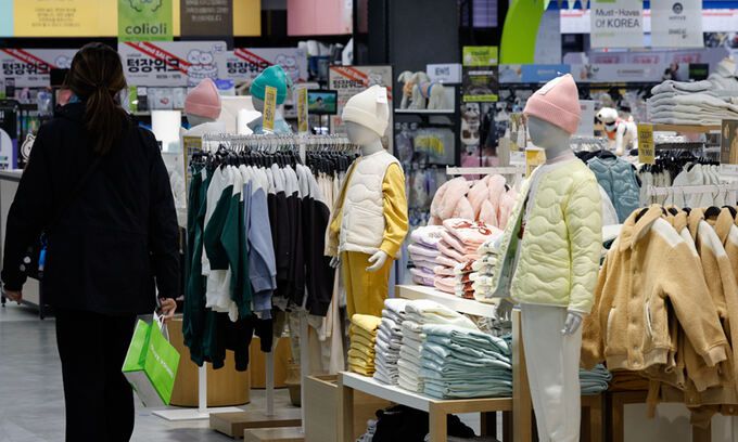 유아동복·기저귀·분유 등 2023년 들어 육아용품 물가가 급등한 것으로 알려진 13일 서울시내 대형 마트에 아동복이 진열돼 있다. 뉴스1