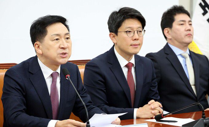 국민의힘 김기현 대표(왼쪽 첫 번째)가 13일 국회에서 열린 최고위원회의에서 말하고 있다. 국민의힘은 이날 최고위원회의에서 조정훈 의원과 외부 인사 4명 등 인재영입위원 5명의 인선안을 의결했다.   서상배 선임기자