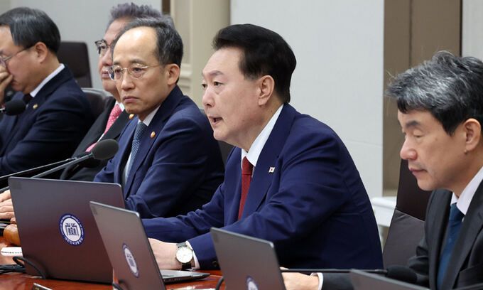 발언하는 尹대통령 윤석열 대통령이 14일 서울 용산 대통령실 청사에서 국무회의를 주재하고 있다. 윤 대통령은 이날 국무회의에서 “더 이상의 피해를 막기 위해 근본적인 개선 방안이 만들어질 때까지 주식 공매도를 금지할 것”이라고 말했다. 대통령실사진기자단