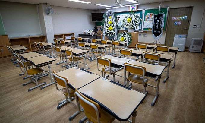 서울 서이초등학교 교실에 근조 화환과 추모의 메시지가 놓여져 있다. 공동취재