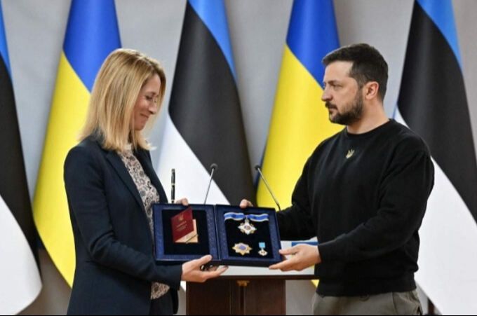 카야 칼라스 에스토니아 총리(왼쪽)가 지난 4월 러시아와 싸우는 우크라이나 지원에 애쓴 공로로 볼로디미르 젤렌스키 우크라이나 대통령으로부터 훈장을 받고 있다. AP연합뉴스