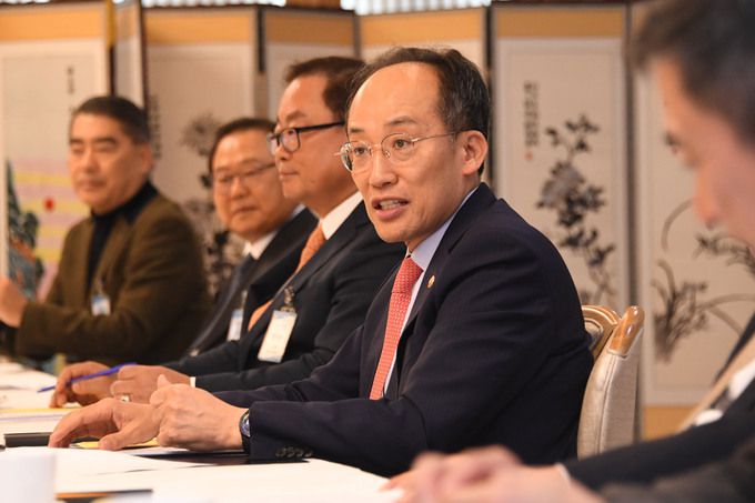 추경호 경제부총리 겸 기획재정부 장관이 15일 정부서울청사에서 열린 서비스산업 정책간담회를 주재하고 있다.  기획재정부 제공