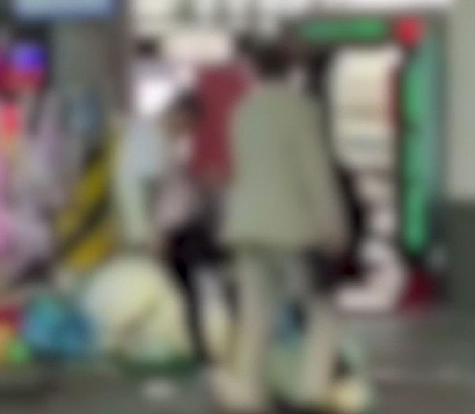 울산경찰청이 검거한 신흥 폭력조직 A파 조직원들이 길거리에서 시민을 폭행하고 있는 모습을 지나가는 시민이 촬영했다. 울산경찰청 제공