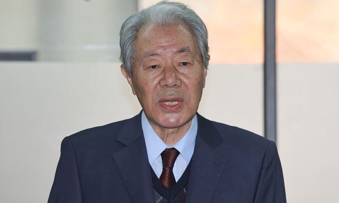 22일 서울 서초구 법무법인 동북아 사무실에서 이경재 변호사가 최서원씨의 석방을 촉구하는 기자간담회를 하고 있다. 연합뉴스