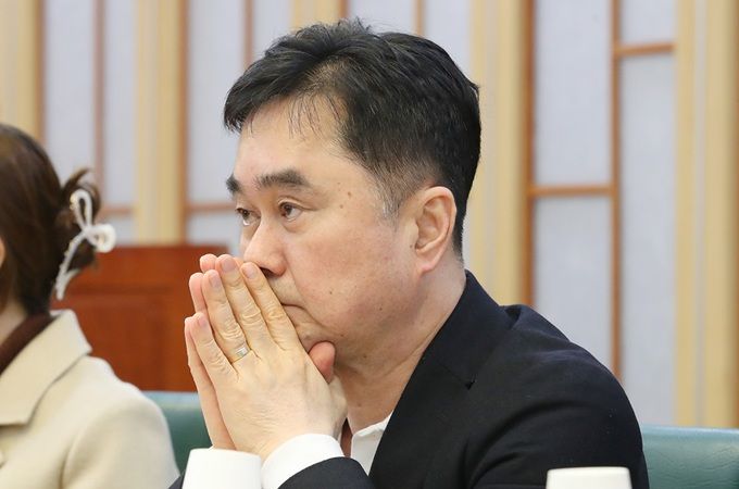 김종민 더불어민주당 의원이 지난 19일 오후 서울 여의도 국회 의원회관에서 열린 ‘원칙과 상식 1. 민심소통: 청년에게 듣는다’ 토론회에서 생각에 잠겨 있다. 뉴스1